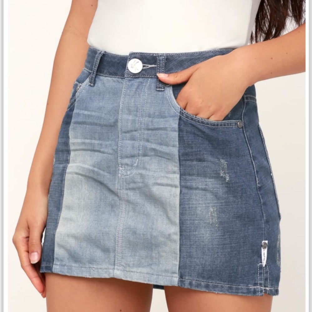 One Teaspoon Medium Wash Two-Tone Distressed Denim Mini Skirt. Size 27